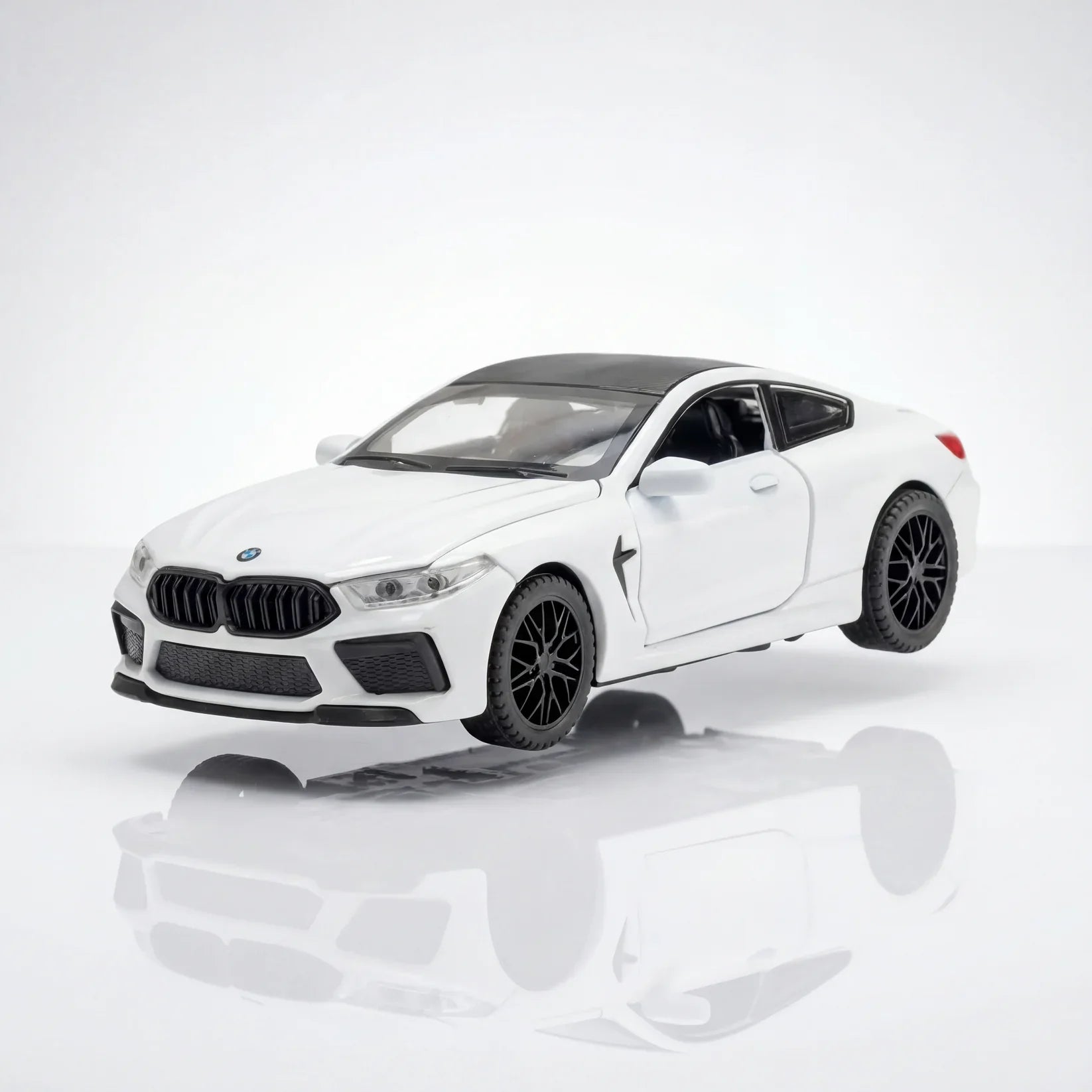 BMW M8 - 1:32